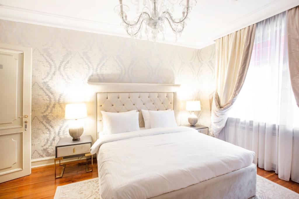 Postel nebo postele na pokoji v ubytování Eclat Luxury Hotel