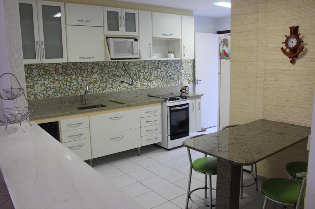  Apartamento com área externa na Bacutia - uma quadra do mar