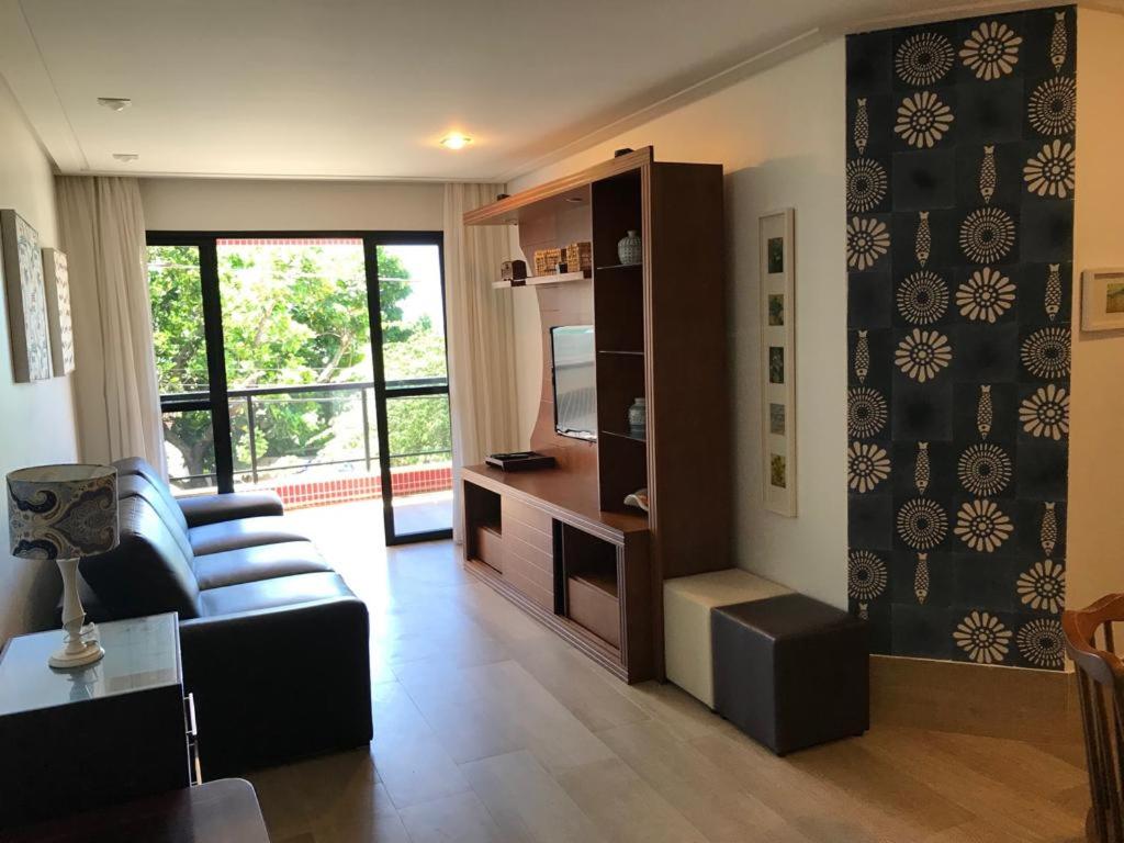  Apartamento com área externa na Bacutia - uma quadra do mar