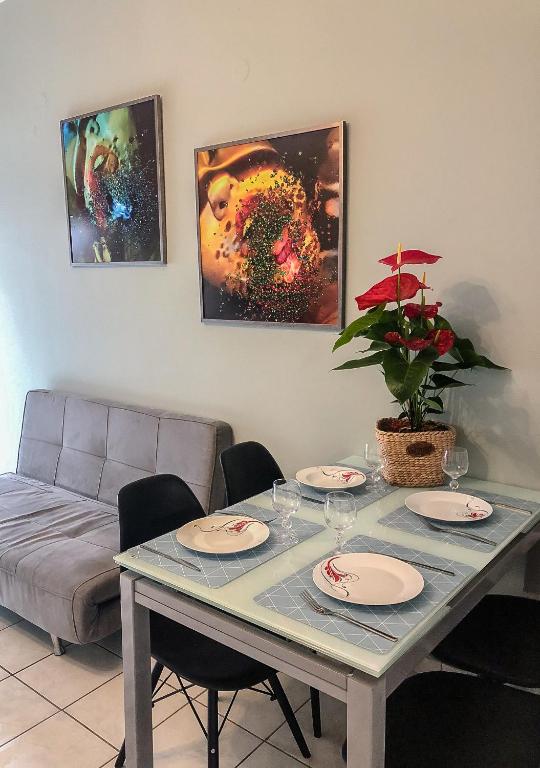 A seating area at Sofia City Beach 3 Apts Nea Chora Chania steps from the beach