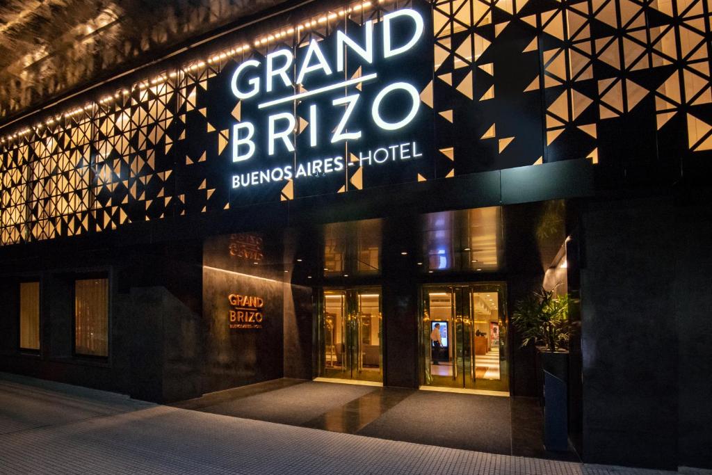 Hotel Grand Brizo Buenos Aires في بوينس آيرس: محل امام مبنى عليه لافته