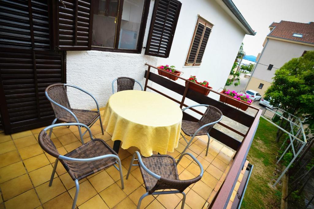une table et des chaises sur le balcon d'une maison dans l'établissement Apartments Bobo, à Zadar