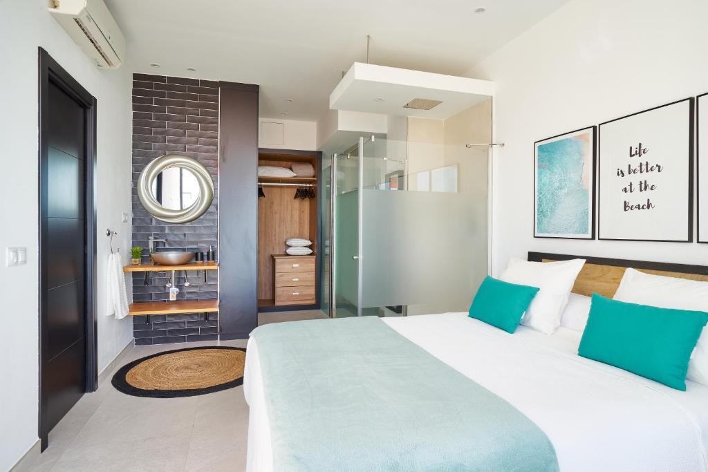 Posteľ alebo postele v izbe v ubytovaní SUITE DEL MAR Luxury apartment with jacuzzi