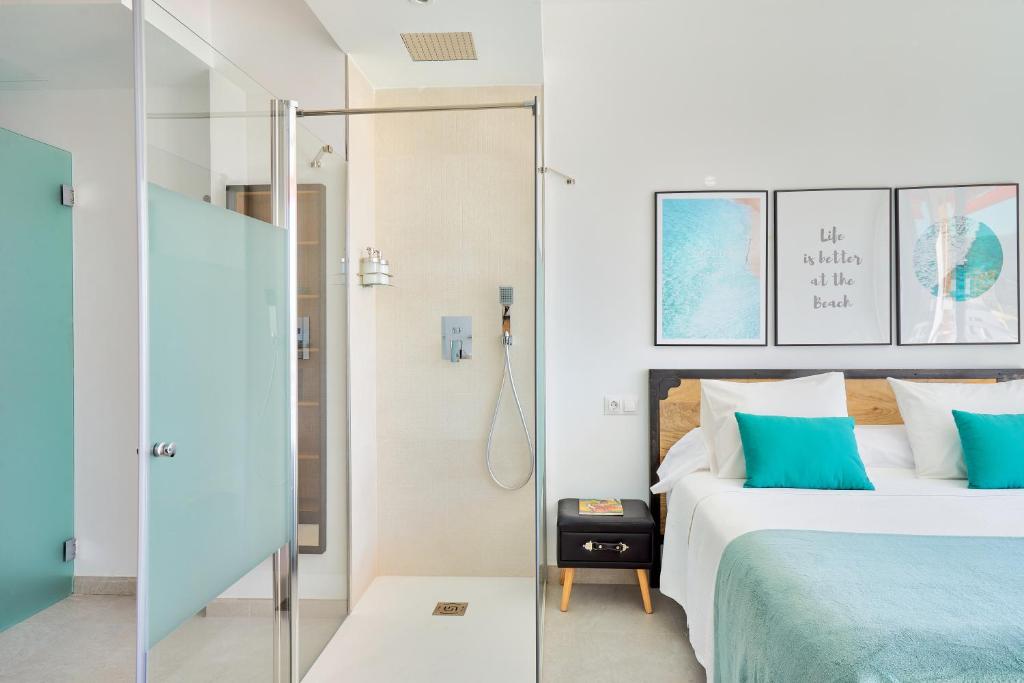 Posteľ alebo postele v izbe v ubytovaní SUITE DEL MAR Luxury apartment with jacuzzi