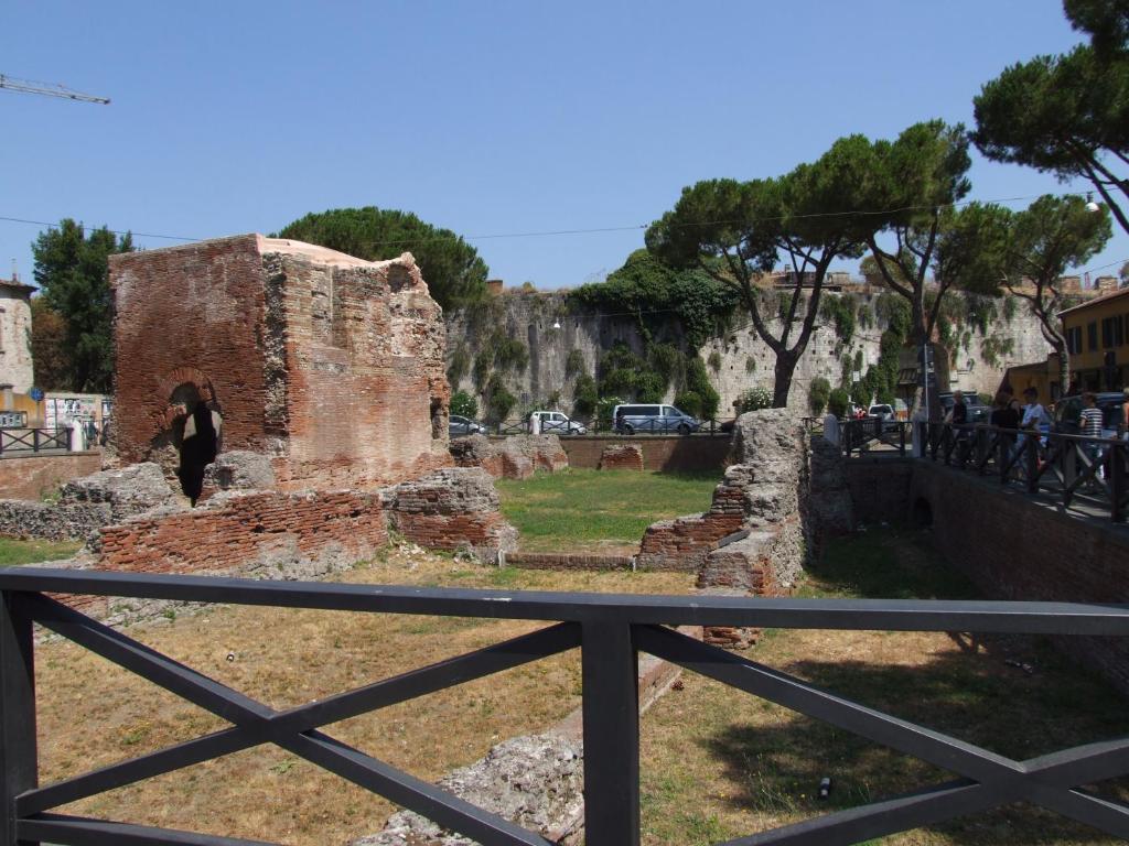 - une vue sur les ruines d'un bâtiment dans l'établissement Le Volte-Pisa, à Pise