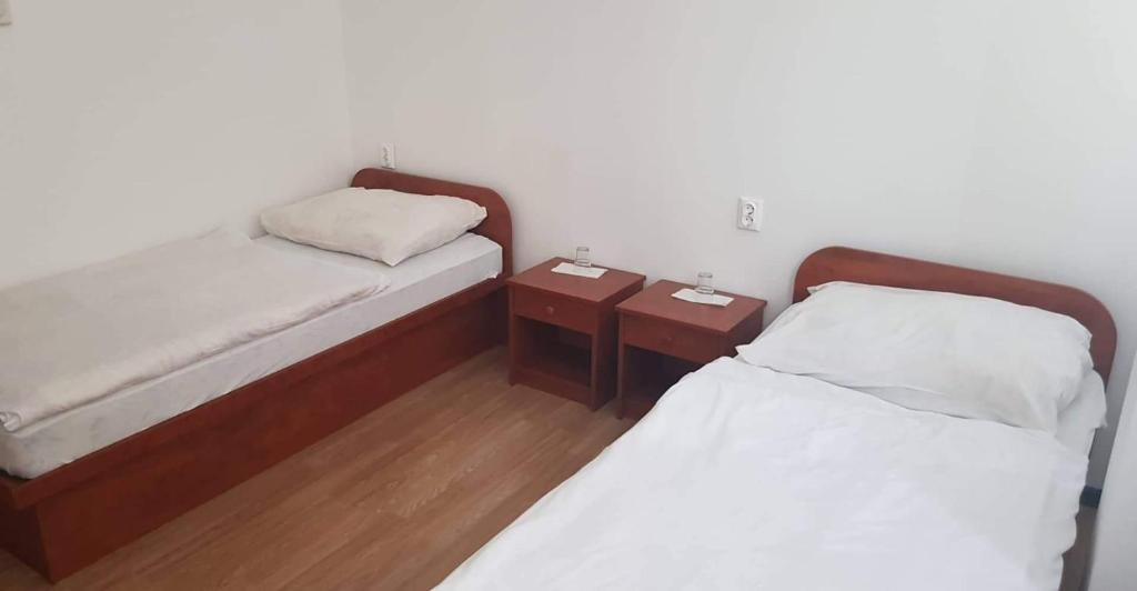 Postel nebo postele na pokoji v ubytování Lánchíd Szálló
