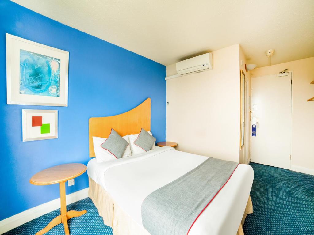 Llit o llits en una habitació de OYO The Chiltern Hotel