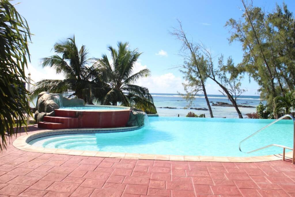 una piscina con la playa de fondo en Villa Palmar Reefs, en Palmar