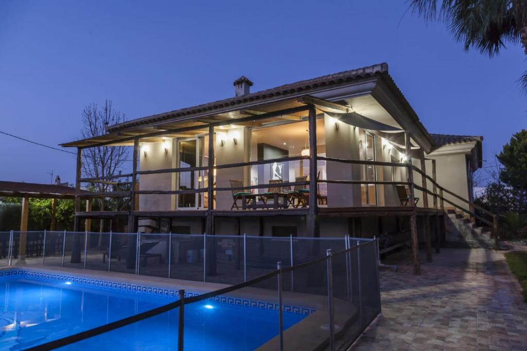 una casa con piscina frente a ella en Chalet de lujo, en Murcia