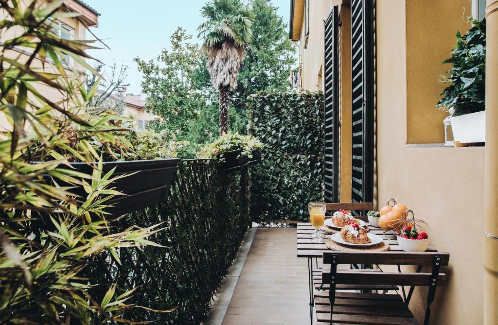 eine Terrasse mit einem Tisch mit Essen darauf in der Unterkunft Residenza Begatto in Bologna