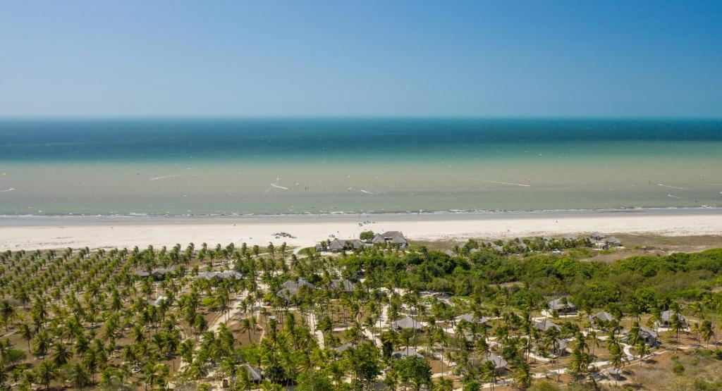 una vista aérea de la playa y del océano en Rancho Do Peixe, en Prea