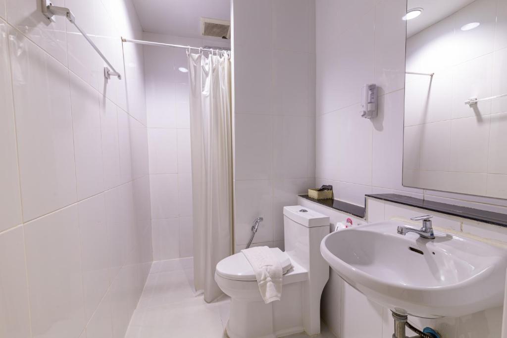 Koupelna v ubytování The Rama Hotel
