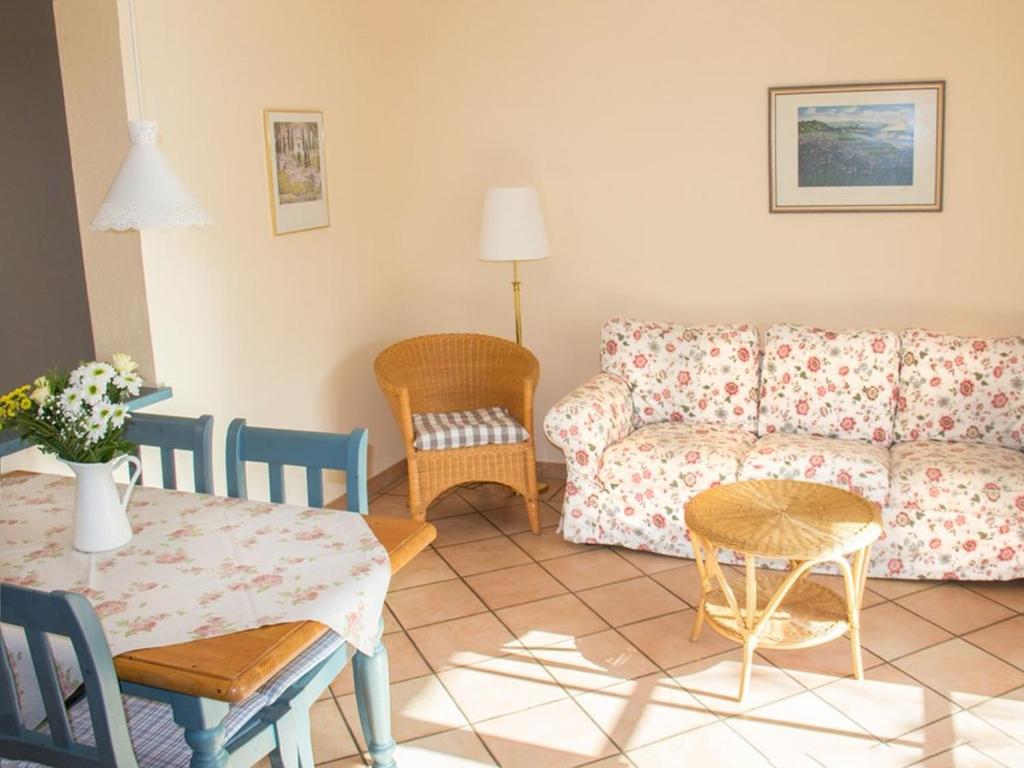 ein Wohnzimmer mit einem Sofa und einem Tisch in der Unterkunft Schlösschen im Weinberg in Meersburg