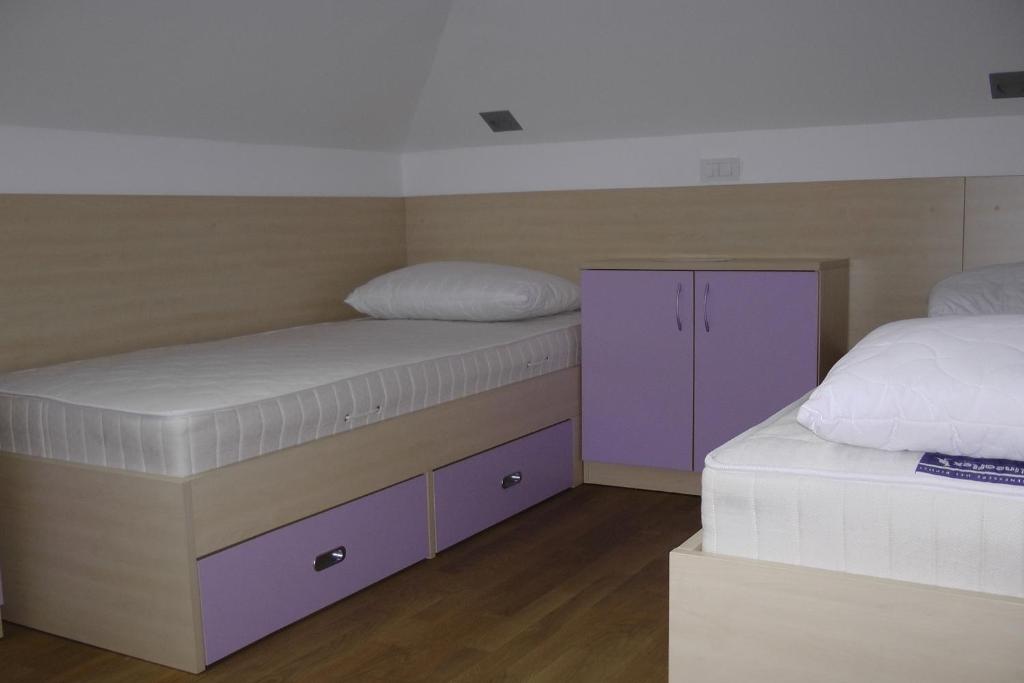 Postel nebo postele na pokoji v ubytování Youth Hostel Krško