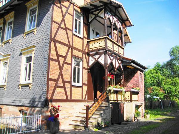 een gebouw met een balkon aan de zijkant bij Haus Amelie in Bad Salzungen