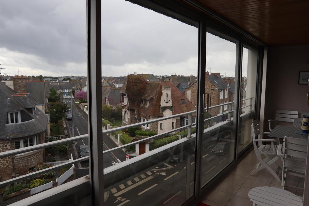 uma vista a partir da varanda de um apartamento em Le Courtois em Saint Malo