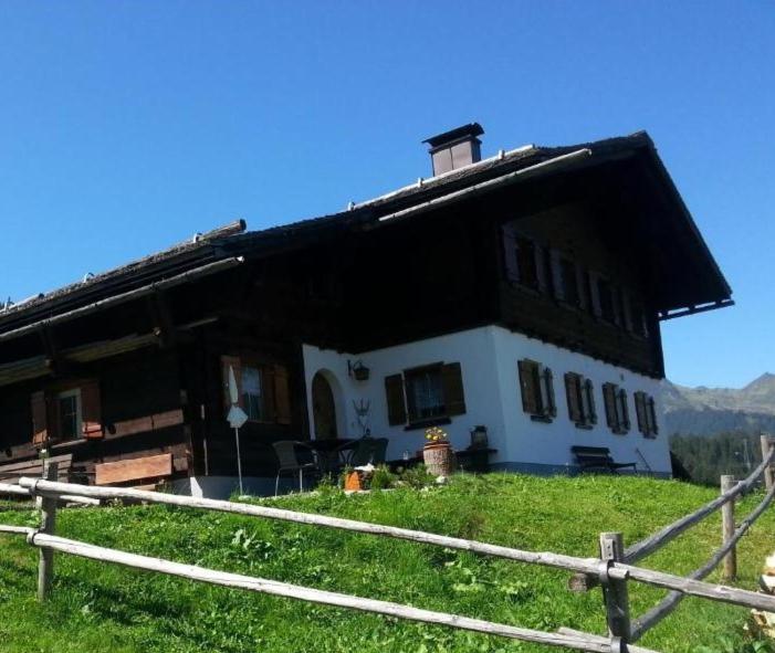 ザンクト・ガレンキルヒにあるAlphüsli Garfreschaの山の上の家