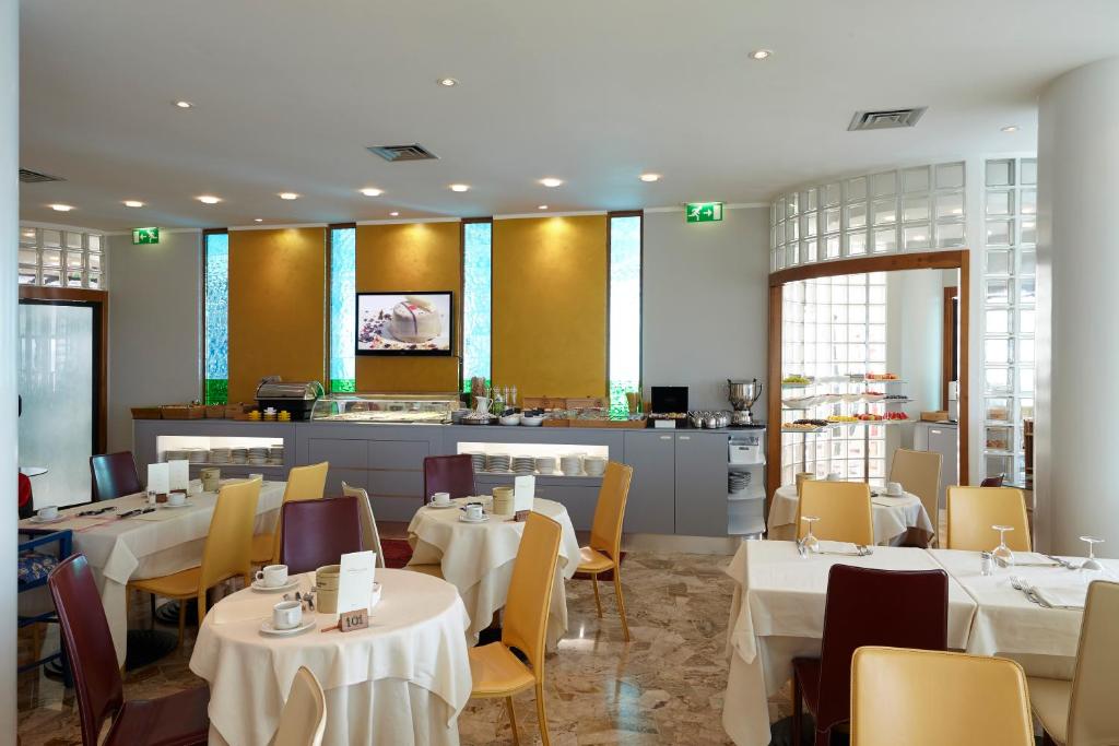 TV a/nebo společenská místnost v ubytování Termini Beach Hotel & Suites