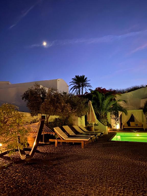 Basen w obiekcie Santorini Heritage Villas lub w pobliżu
