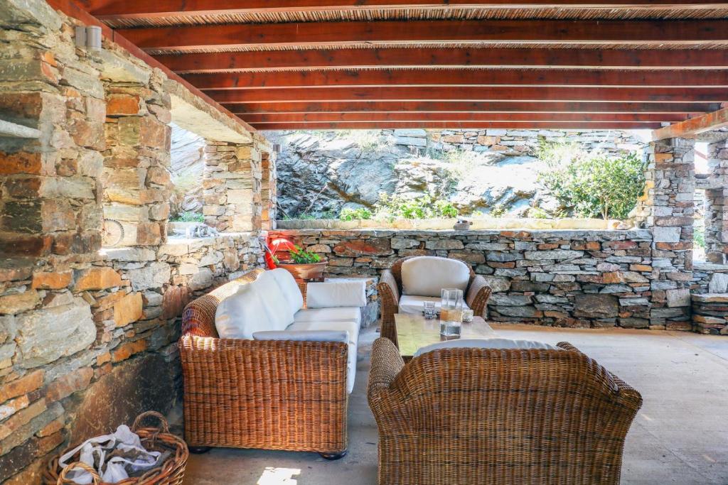 Posedenie v ubytovaní Stylish stone villa with a swimming pool, sea view and large terrace, ideal for a family or a group of friends