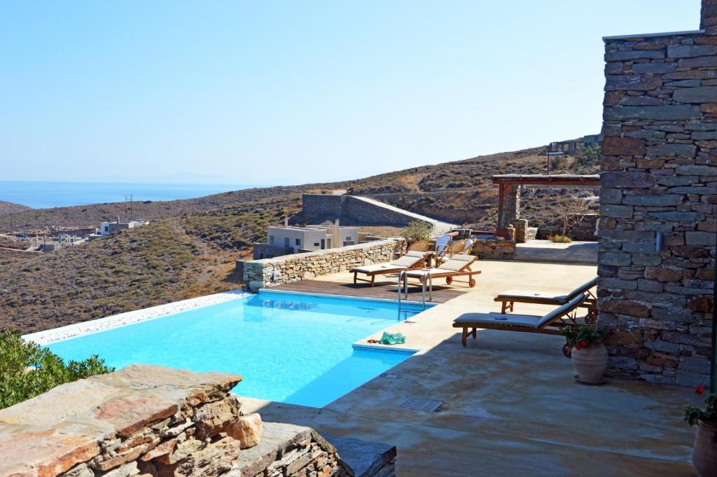 Bazén v ubytovaní Stylish stone villa with a swimming pool, sea view and large terrace, ideal for a family or a group of friends alebo v jeho blízkosti