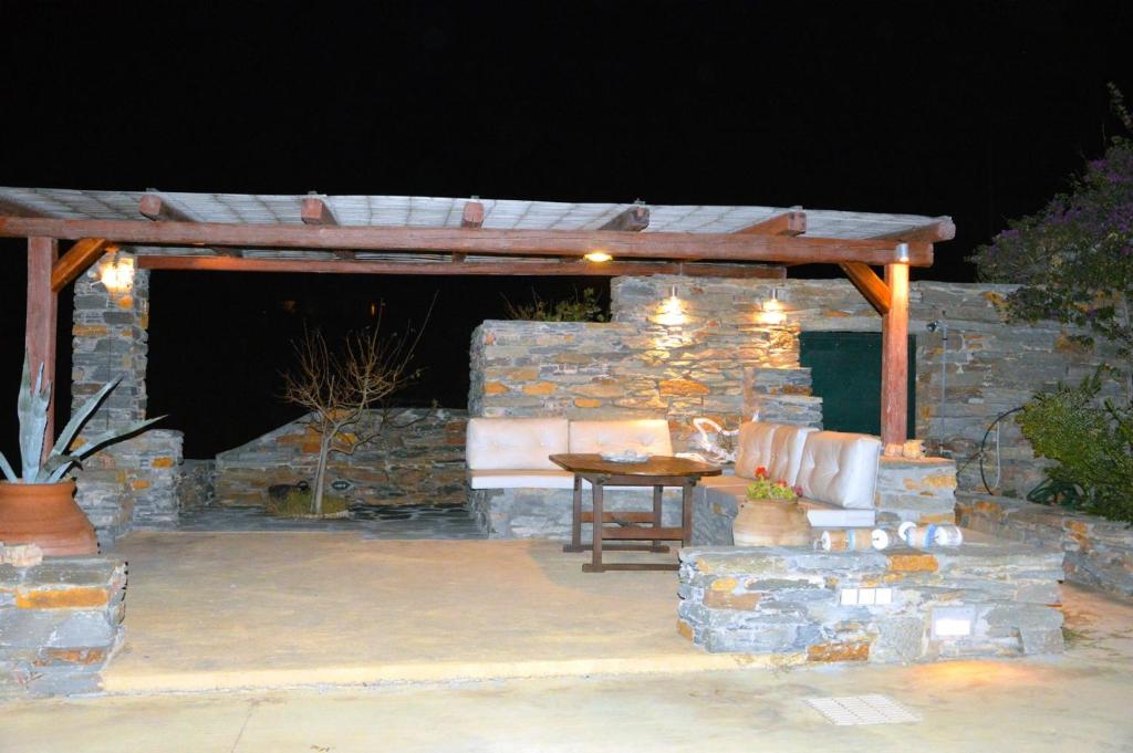 Fotografia z galérie ubytovania Stylish stone villa with a swimming pool, sea view and large terrace, ideal for a family or a group of friends v destinácii Otziás
