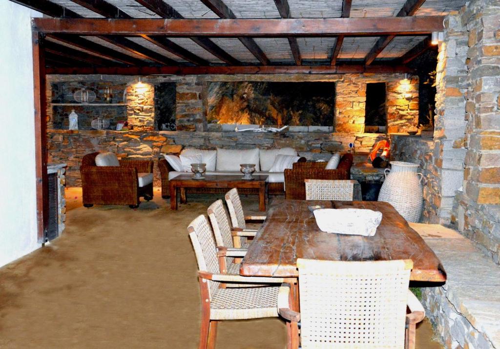 Posedenie v ubytovaní Stylish stone villa with a swimming pool, sea view and large terrace, ideal for a family or a group of friends