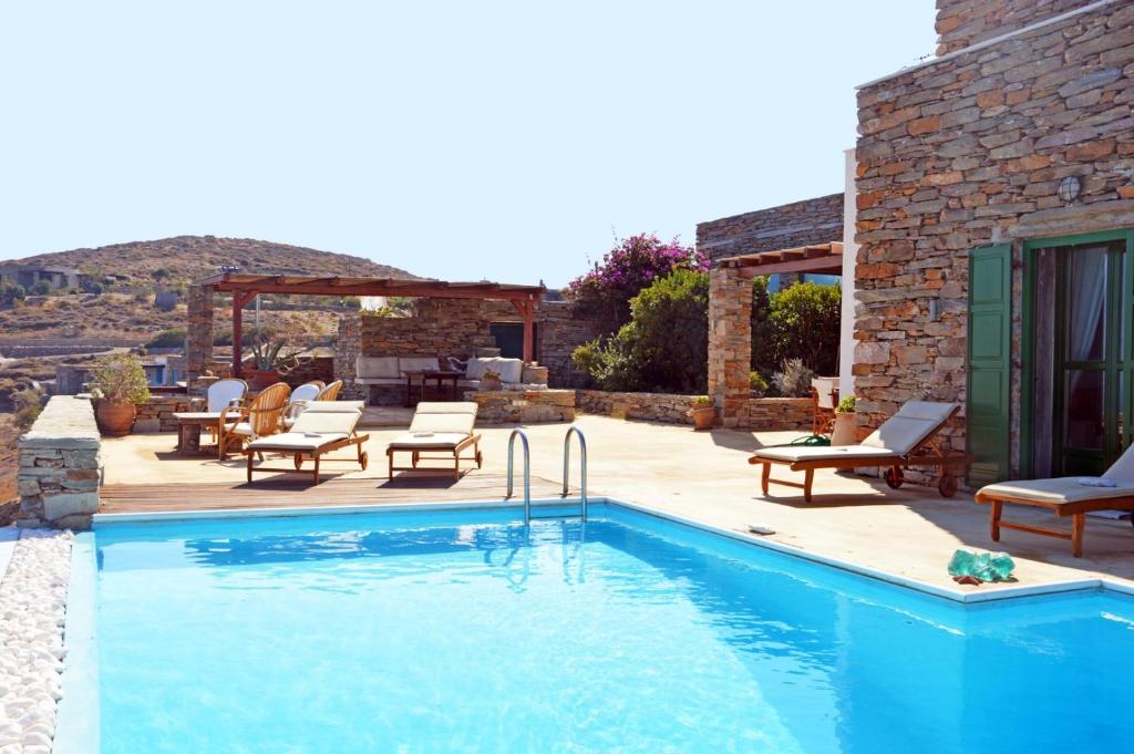 Bazén v ubytovaní Stylish stone villa with a swimming pool, sea view and large terrace, ideal for a family or a group of friends alebo v jeho blízkosti