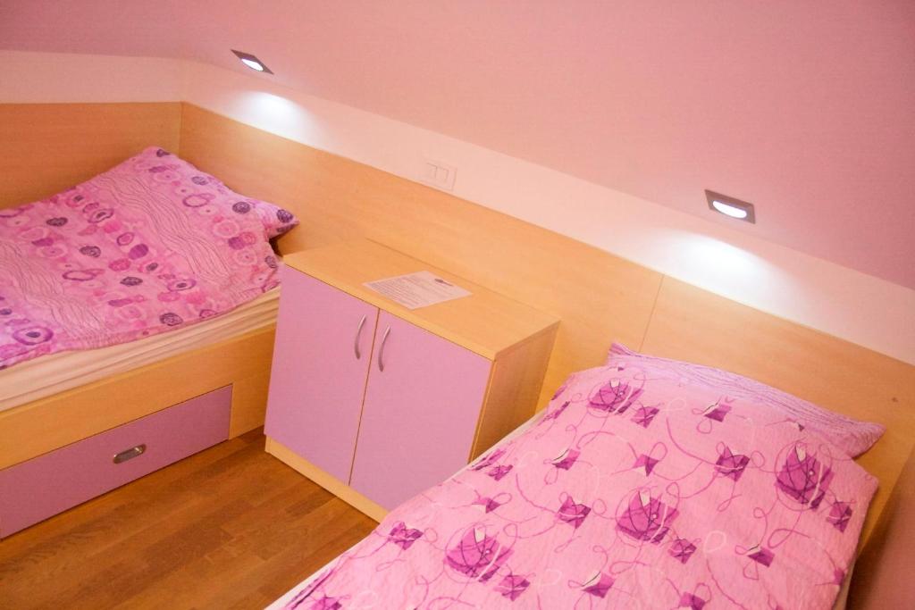 Postel nebo postele na pokoji v ubytování Youth Hostel Krško