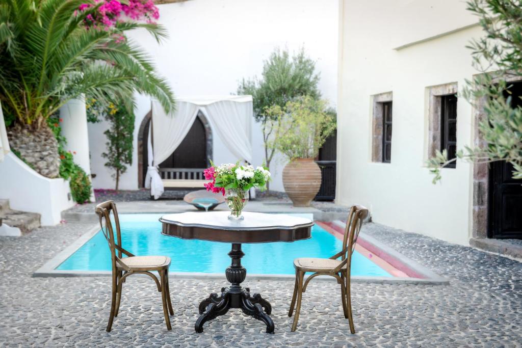 Basen w obiekcie Santorini Heritage Villas lub w pobliżu