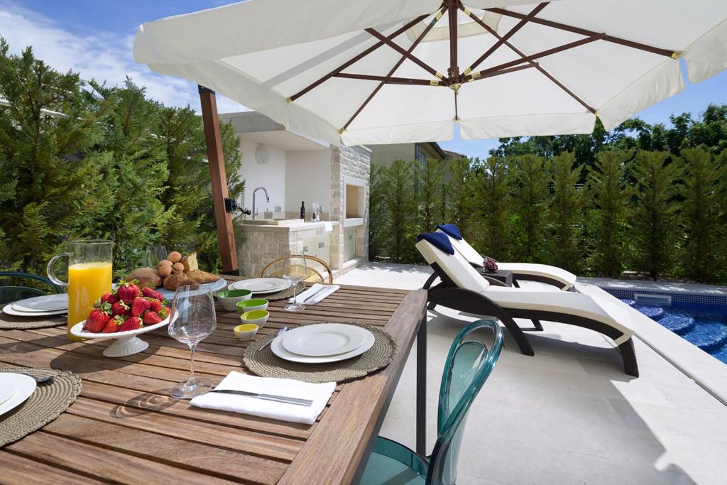 Bazén v ubytování Villa Medea by HMZ Villas nebo v jeho okolí
