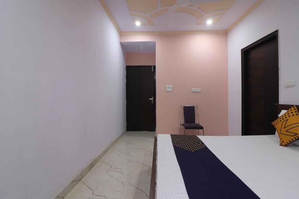 Red rose hotel - Single Room With Balcony