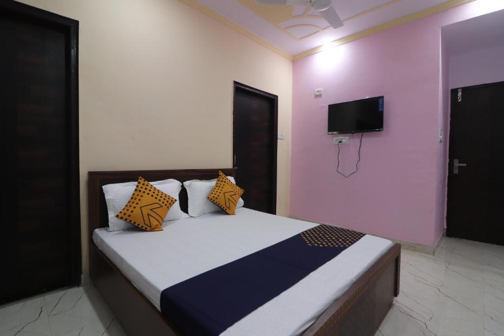Red rose hotel - Single Room