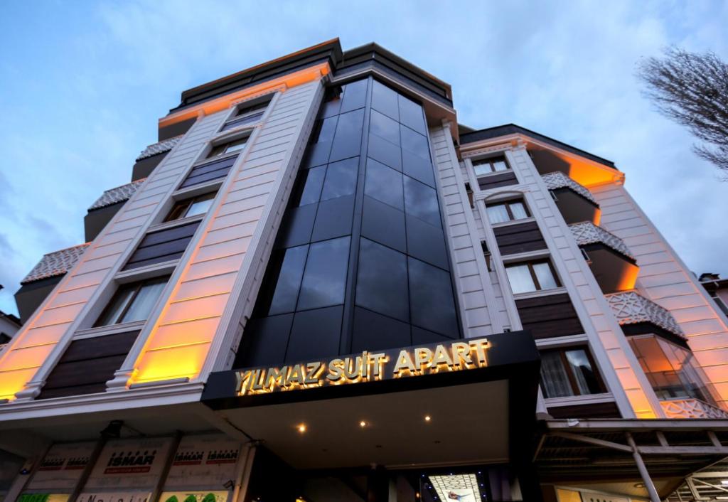 a building with a sign that reads kings quit agent at Yılmaz Suit Apartments in Trabzon