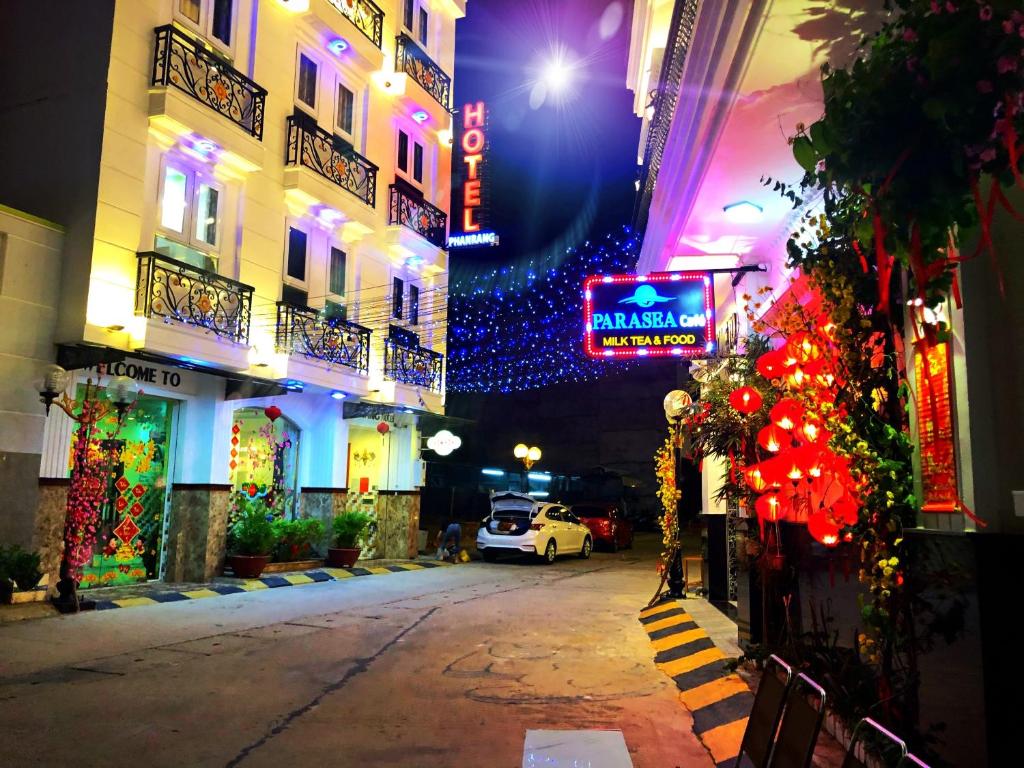 Phan Rang Hotel في فان رانغ: شارع المدينة ليلا مع أضواء عيد الميلاد