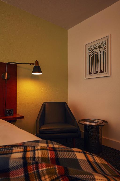 Postel nebo postele na pokoji v ubytování The Longleaf Hotel