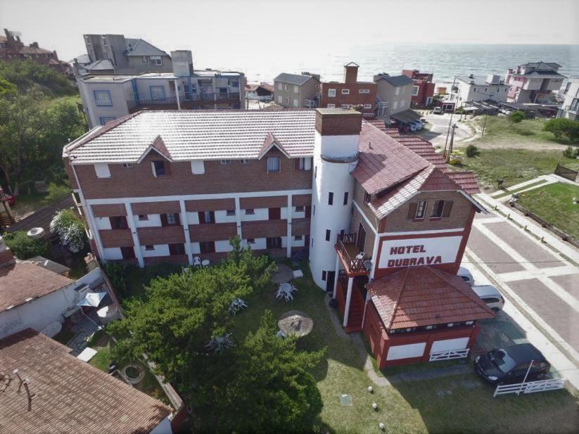 una vista aérea de una ciudad con edificios y el océano en Hotel Dubrava en Ostende