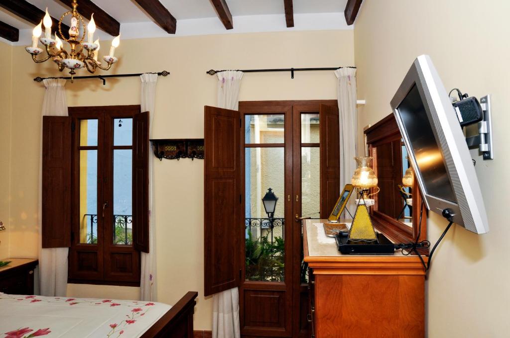 Casa rural Ravalet 21 - Apartment With Balcony