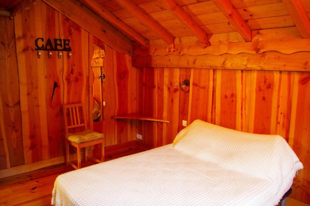 A bed or beds in a room at Les Bordes De Paloumières