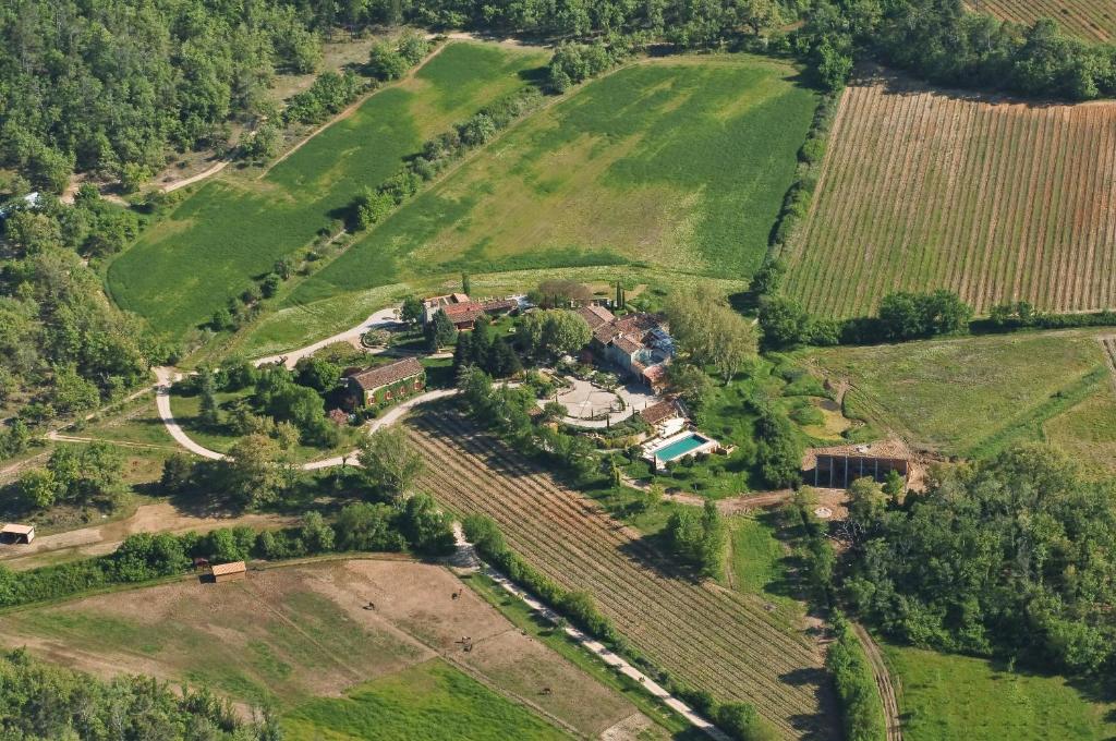 una vista aerea di una casa in un campo di Une Campagne En Provence a Bras