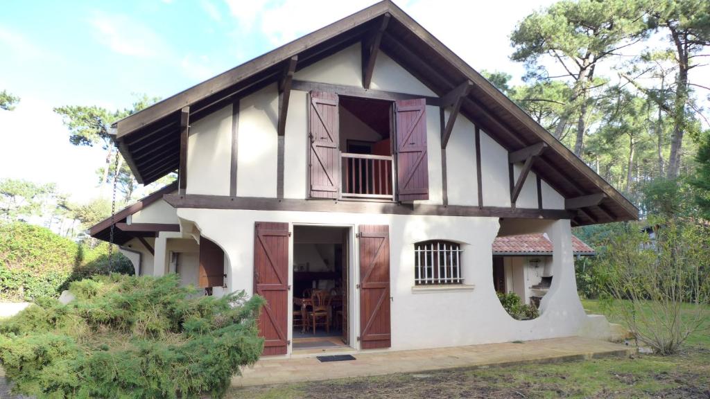 a house with a gambrel roof at Réf 141 ,Seignosse Les Bourdaines , Villa Bouharde classée 3 étoiles, à 600 m plage, 10 personnes in Seignosse