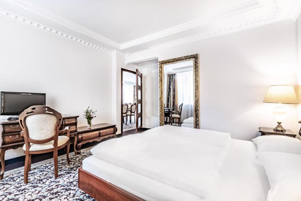 Postel nebo postele na pokoji v ubytování Hotel Windsor w Jachrance