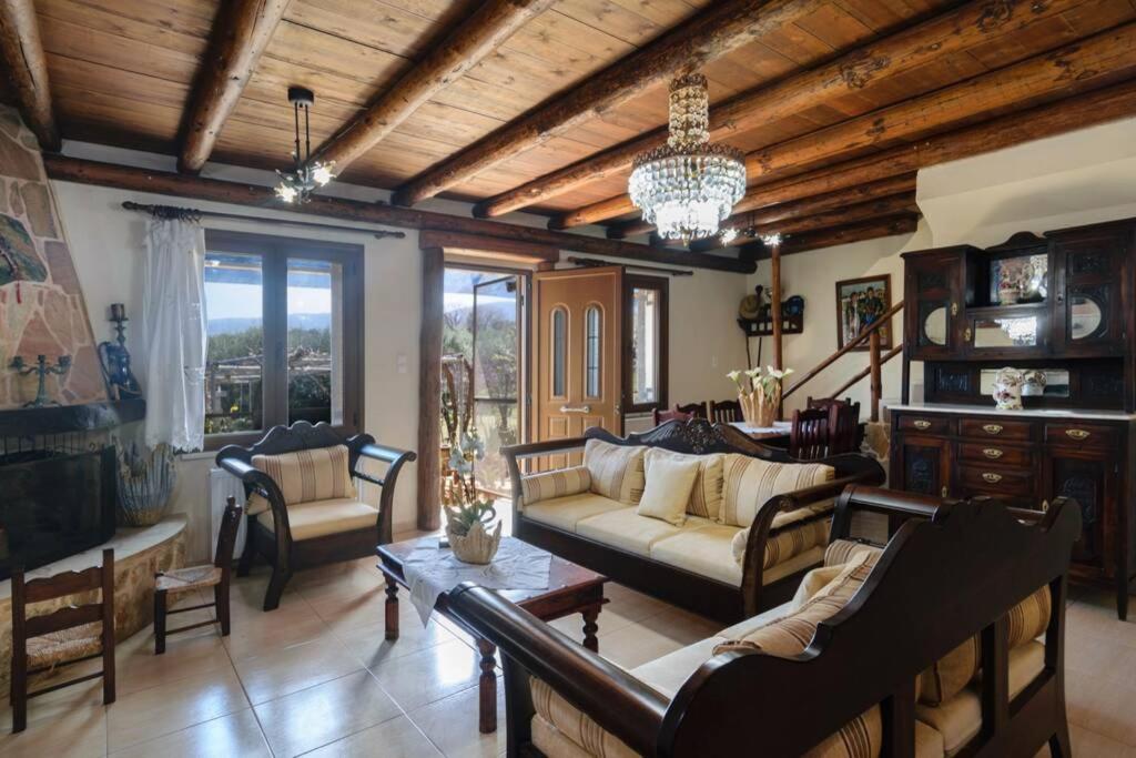 sala de estar con sofá y mesa en Dimitris's Country House, en Ayiá