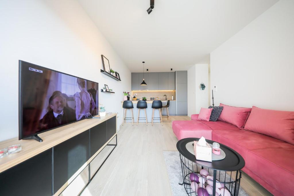 Telewizja i/lub zestaw kina domowego w obiekcie Allegro Exclusive Suite 2 With Private Parking and Balcony