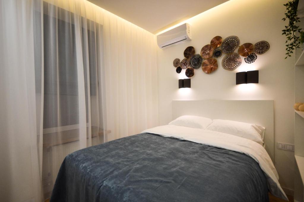 Postel nebo postele na pokoji v ubytování Kyiv Center Smart Apartments