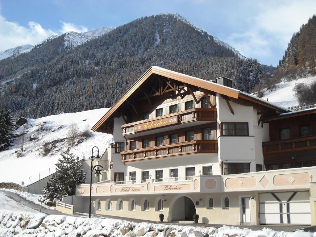 Nespecifikovaný výhled na hory nebo výhled na hory při pohledu z hotelu