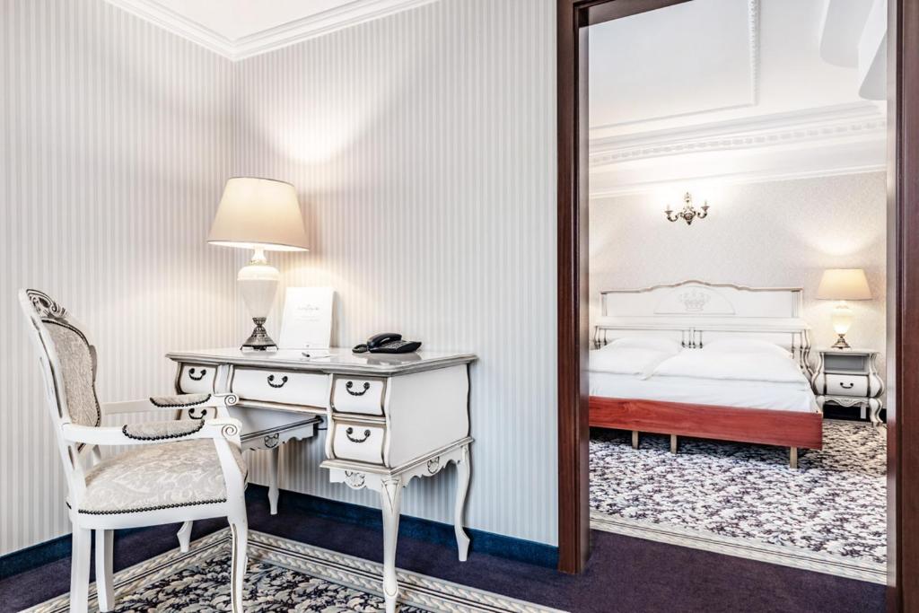 Postel nebo postele na pokoji v ubytování Hotel Windsor w Jachrance