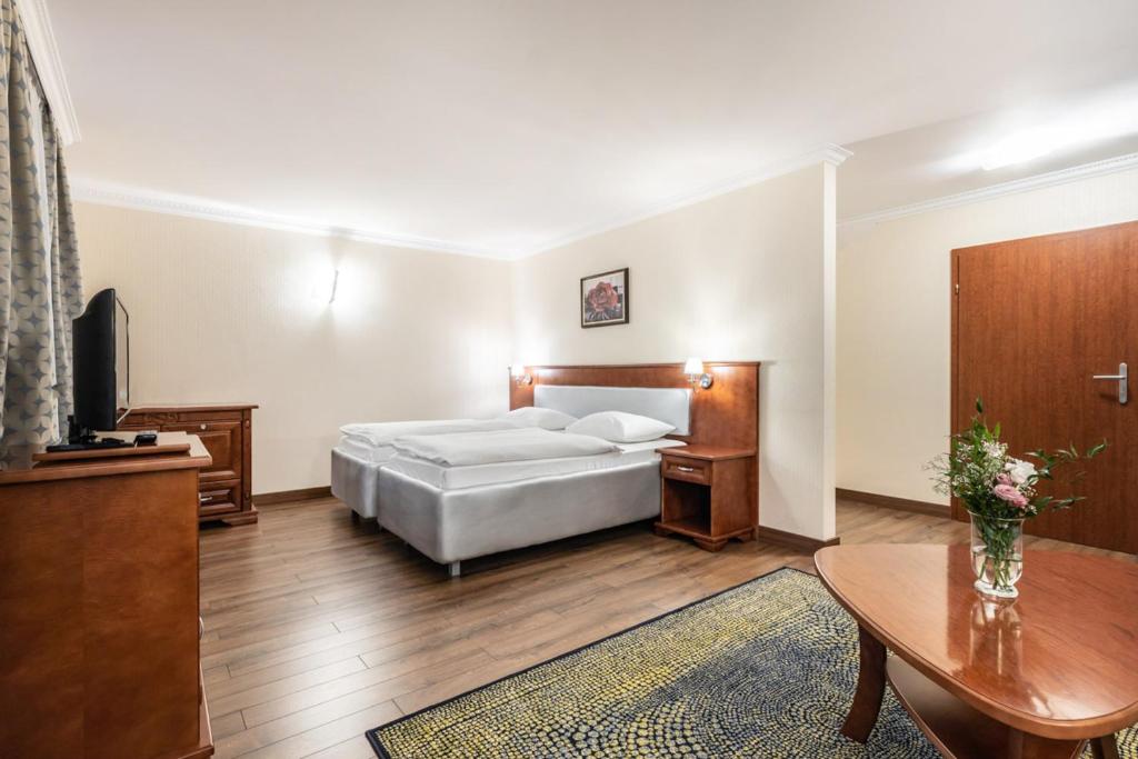 Postel nebo postele na pokoji v ubytování Hotel Windsor w Jachrance