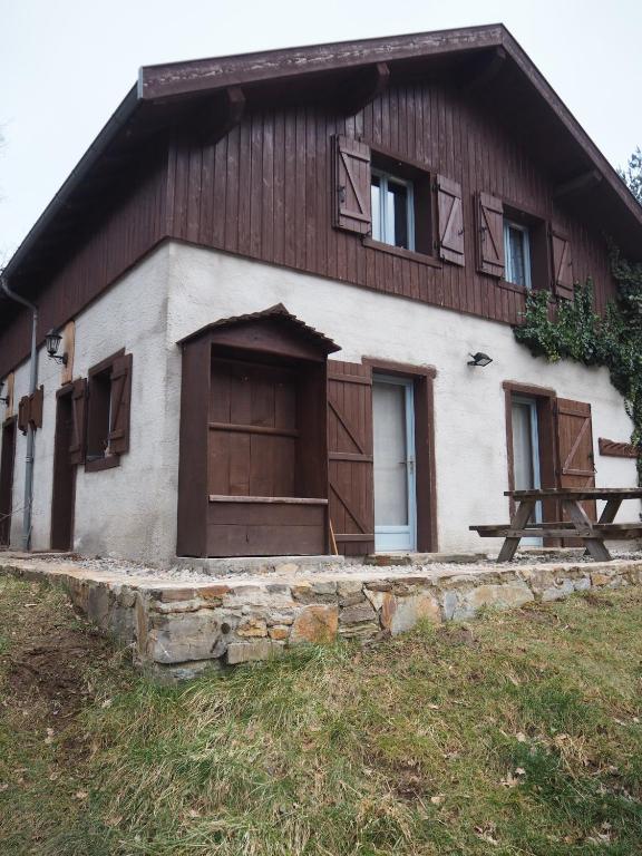 une maison avec une grange à deux portes dans l'établissement Les Bordes De Paloumières, à Vicdessos
