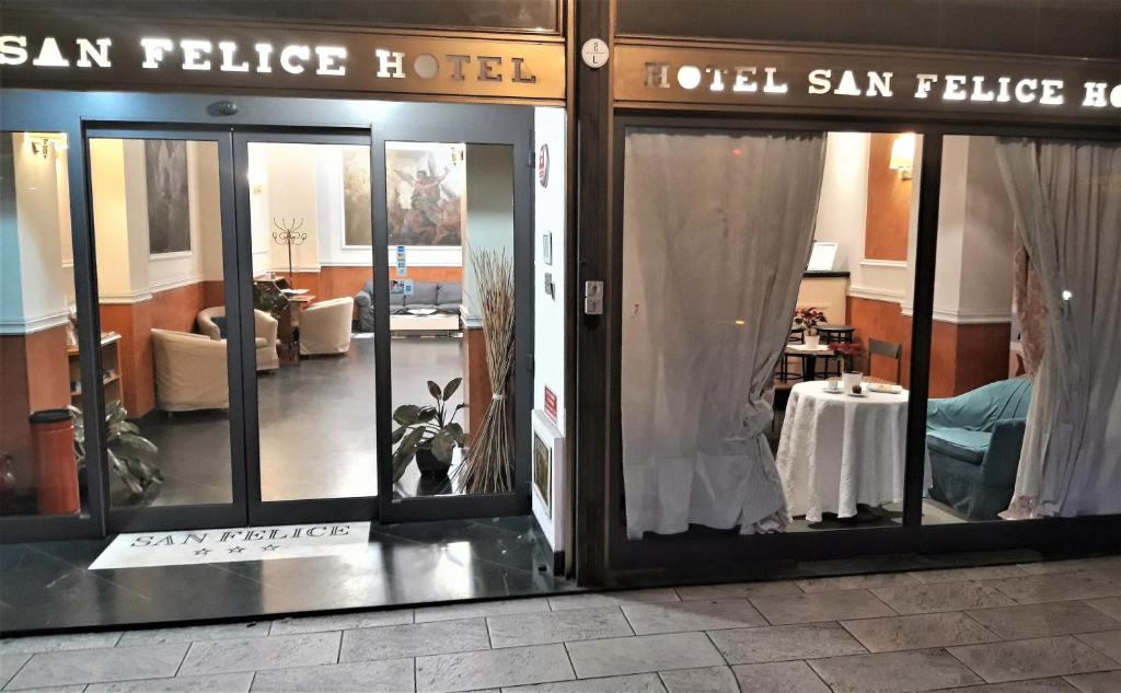 A restaurant or other place to eat at Hotel San Felice